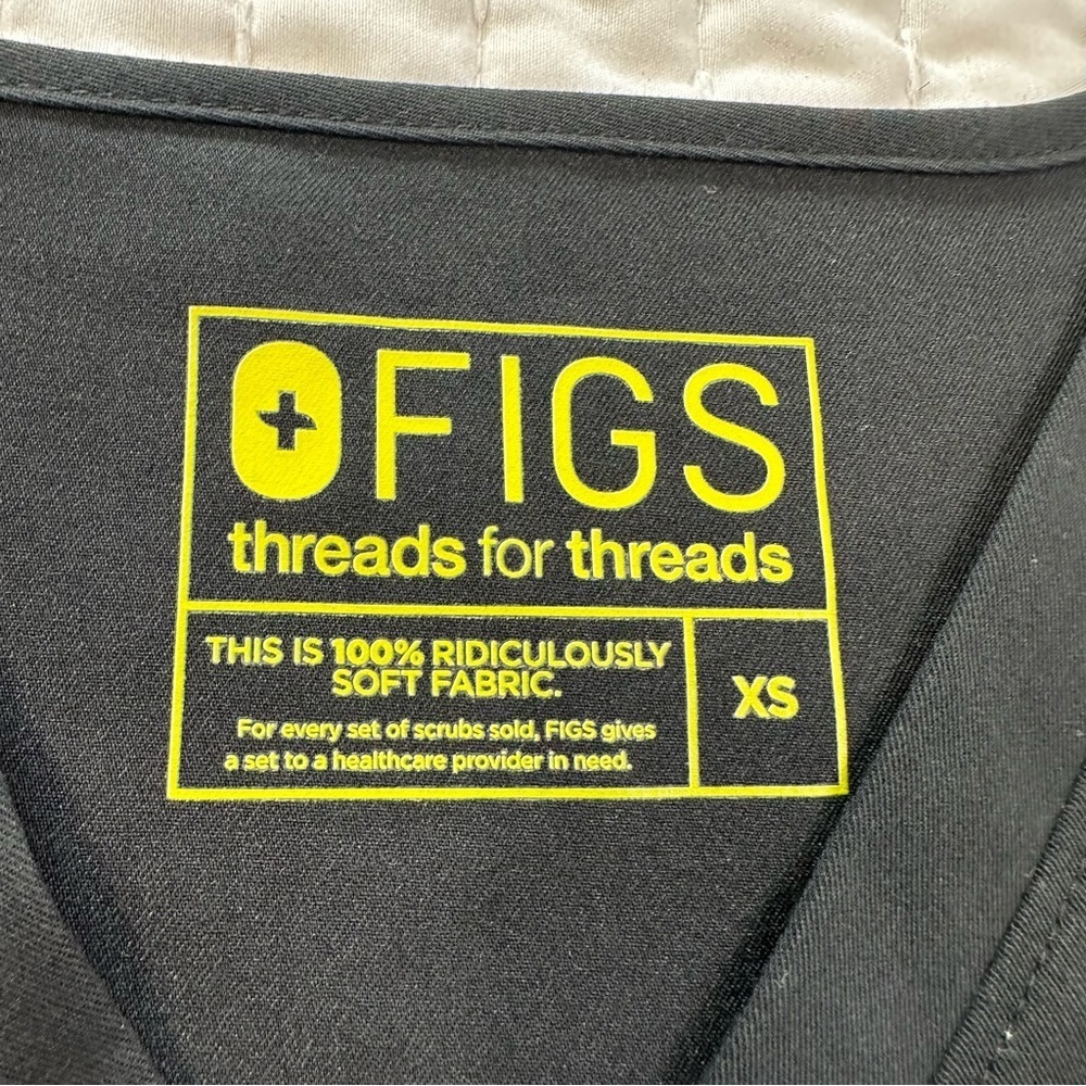 Figs ScrubsTop Women’s XS Stretch Pockets black with Yellow Logo Medical Wear - Picture 11 of 14